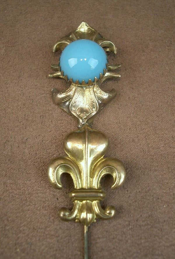 Epingle à chapeau ancienne en métal doré et cabochon opaline bleu fleur de lys