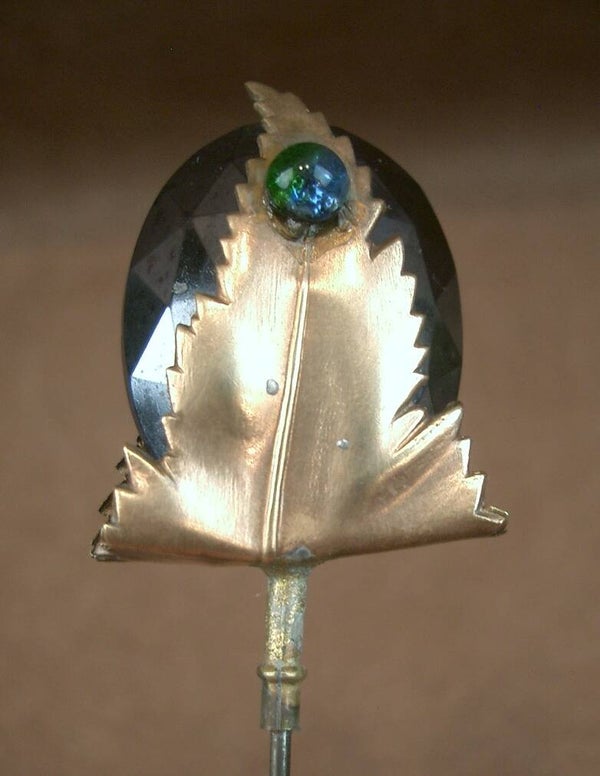 Epingle à chapeau ancienne Art Nouveau métal doré et Hématite