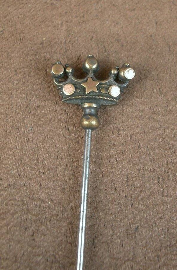 Epingle à chapeau ancienne en métal couronne ducale