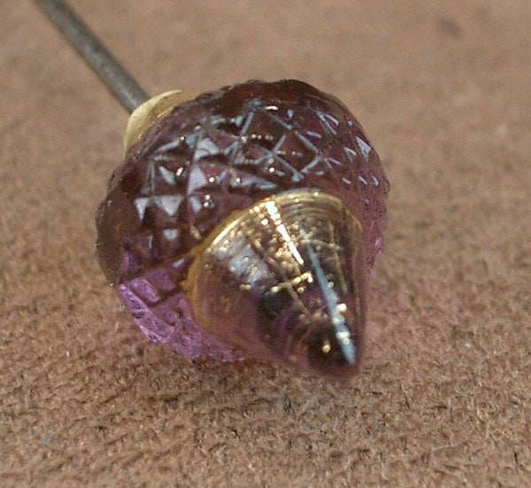 Epingle à chapeau ancienne cabochon de verre moulé pressé violine