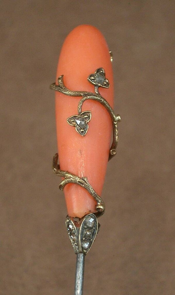 Epingle à chapeau ancienne en Corail , or 18k et diamants