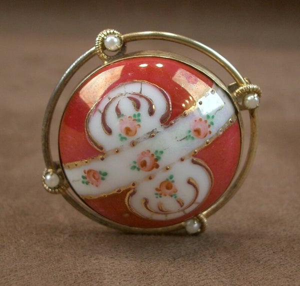 Epingle à chapeau ancienne en porcelaine à décor de roses