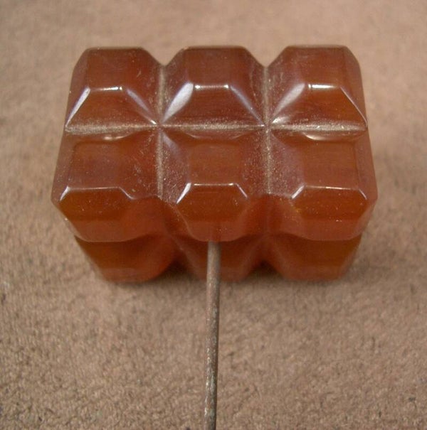 Epingle à chapeau ancienne en bakélite orange façon ambre