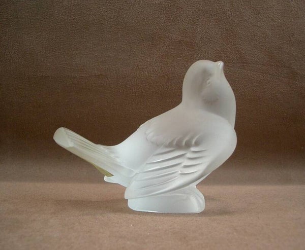 Oiseau moineau en cristal dépoli signé Lalique
