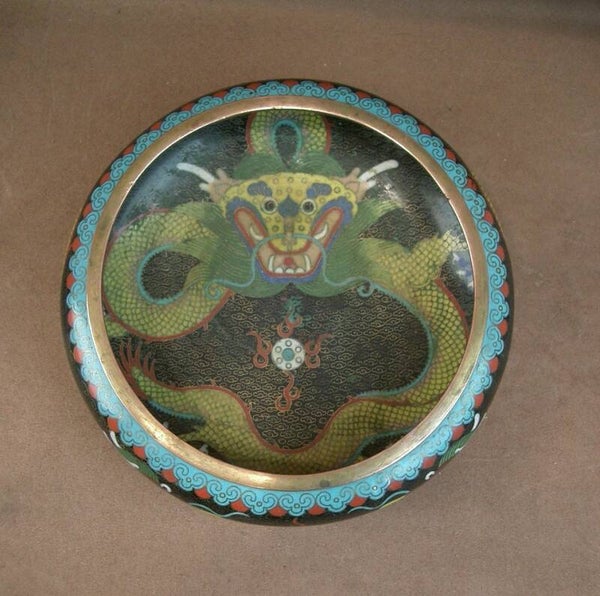 Coupe en émaux cloisonnés à décor de dragon Chine, début du XXe siècle signée