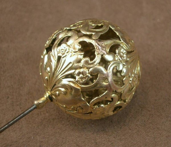 Epingle à chapeau ancienne sphère en métal doré ajouré décor floral