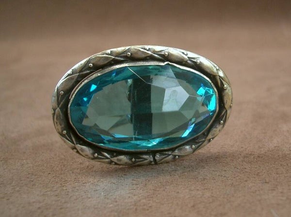 Epingle à chapeau ancienne cabochon de verre bleu à facettes et métal argenté
