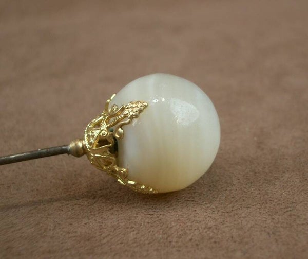 Epingle à chapeau ancienne perle d'agate et métal doré