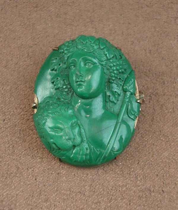 Camée figurant Bacchus et le Lion en malachite monture en or 14K XIXe siècle