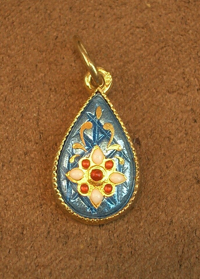 Bel ancien pendentif en vermeil et émaux bressans fond bleu ciel