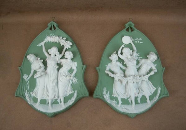 Paire de plaques en biscuit de Porcelaine Art Nouveau Wedgwood vers 1900