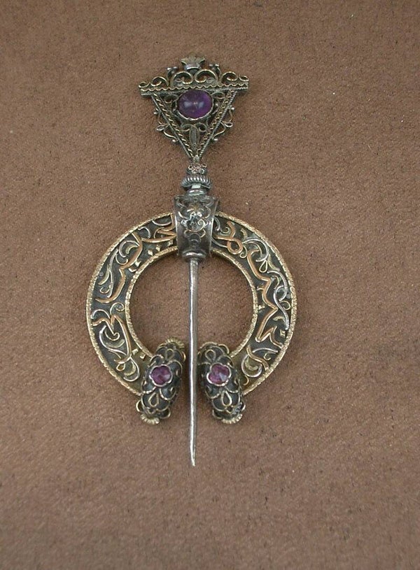 Belle fibule ancienne en  argent massif et améthyste applications en or