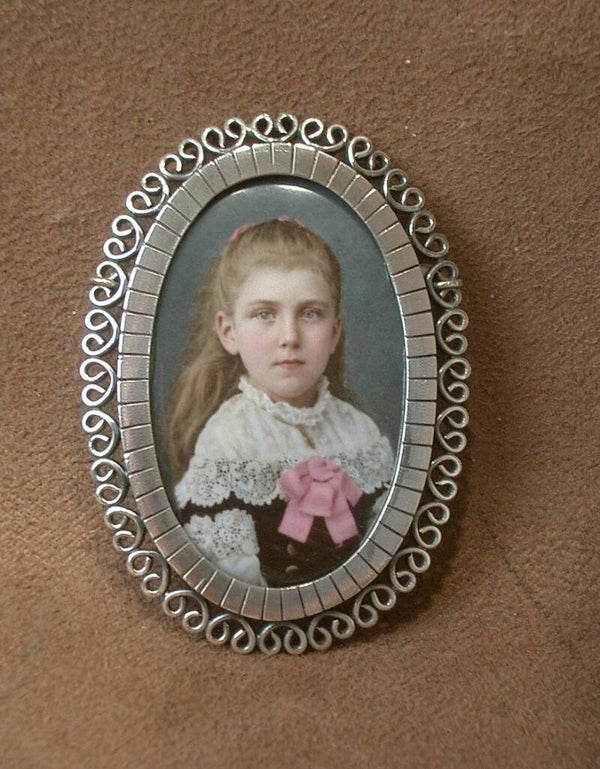 Broche ancienne émail Photographique Procédé Gougenheim fillette