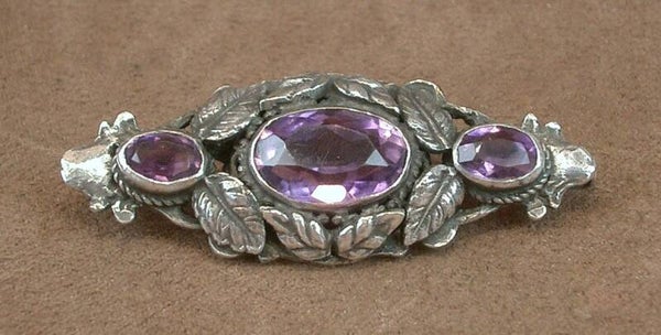 Broche ancienne Art Nouveau en argent massif feuillages et pierres violettes