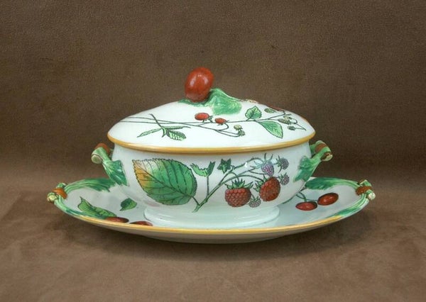 Sucrier à poudre ou saucière en faience de Creil Montereau décor de fruits rouges