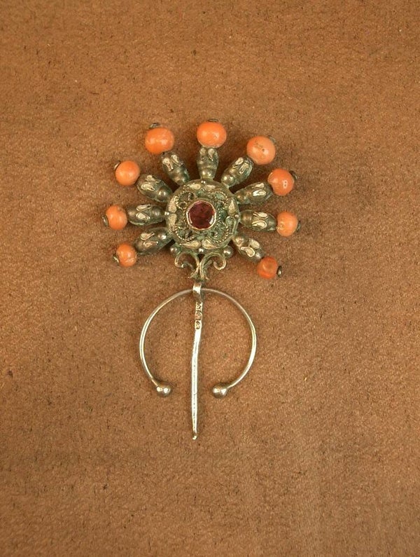 Belle fibule ancienne en argent massif et perle de corail