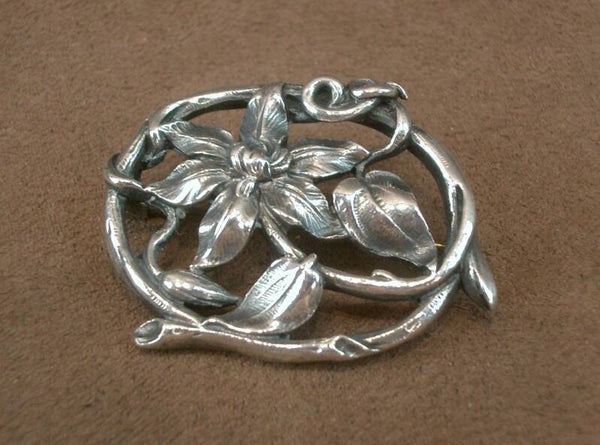 Broche ancienne Art Nouveau en argent massif à décor floral