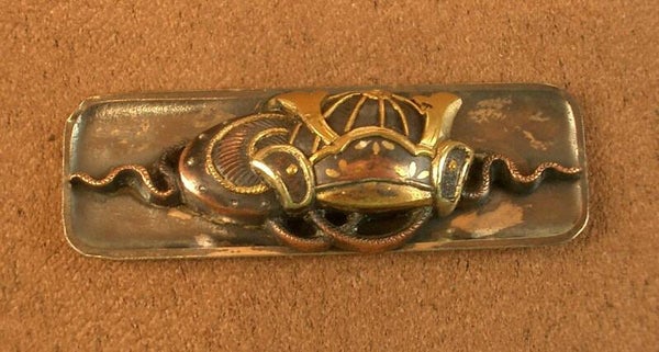 Menuki, Petit ornement japonais en argent et or XIXe siècle