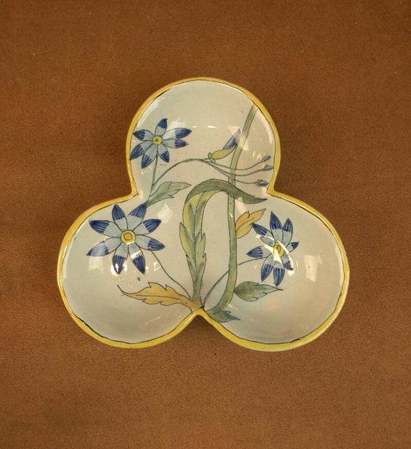 Vide poche polylobé en faience de Quimper Porquier Beau, décor botanique