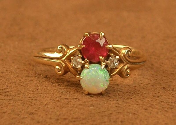Belle bague ancienne en or , opale, pierre rose et diamants