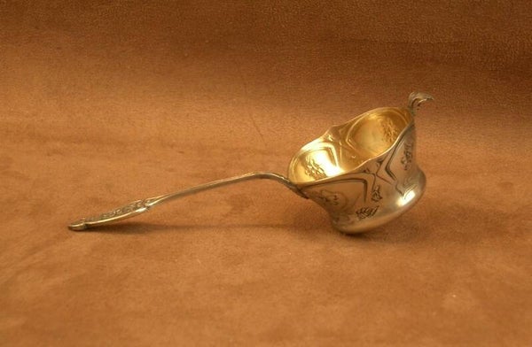 Beau Passe-thé, passoire à thé en argent massif Art Nouveau