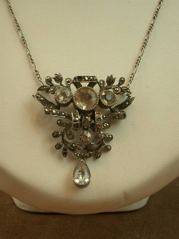Ancien collier en argent massif , beau pendentif pierres du rhin et marcassites