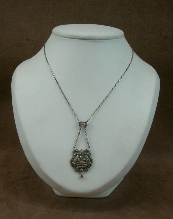 Collier ancien 1900 en argent massif, pendentif corbeille florale avec pierres fines, coulant noeud enrubanné