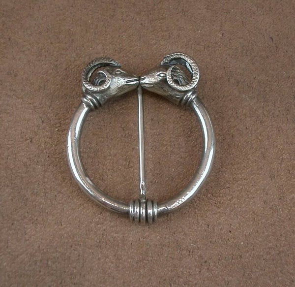 Fibule en argent massif aux têtes de bélier affrontées Arthus Bertrand