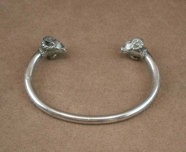 Bracelet Jonc aux deux têtes de bélier affrontées en argent massif