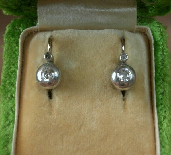 Paire de boucles d'oreilles dormeuses anciennes Or, Argent et diamants