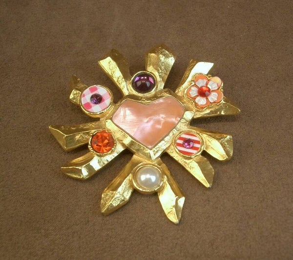 Importante broche en métal doré signée Christian Lacroix