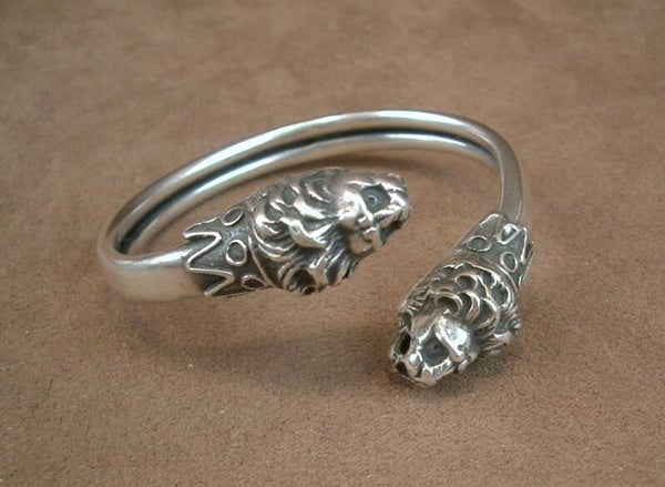 Bel ancien bracelet jonc en argent massif, deux têtes de lion affrontées