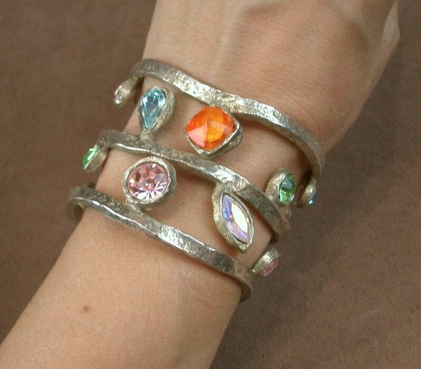 Édouard Rambaud, Bel important bracelet manchette en métal argenté et strass
