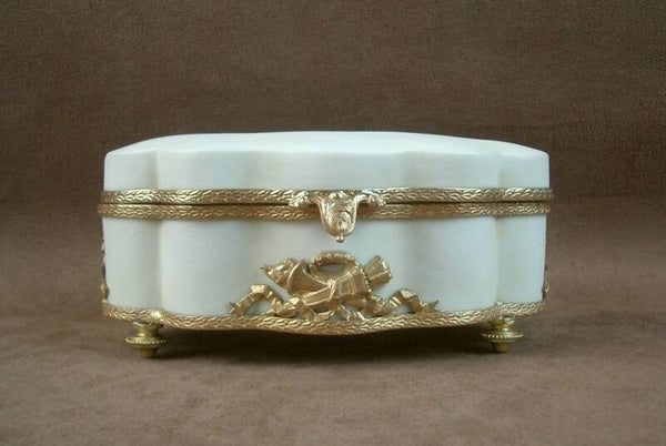 Coffret polylobé en biscuit de porcelaine monture en métal doré