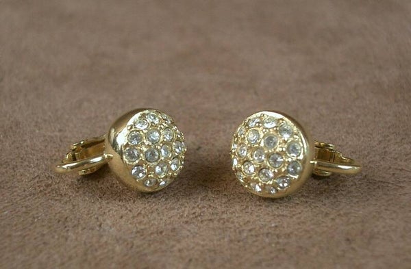 Paire de clips en métal doré signés Christian Dior