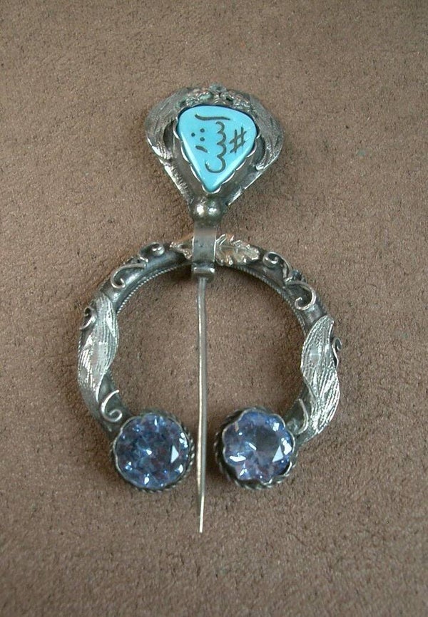 Belle fibule ancienne en argent massif et pierres bleues