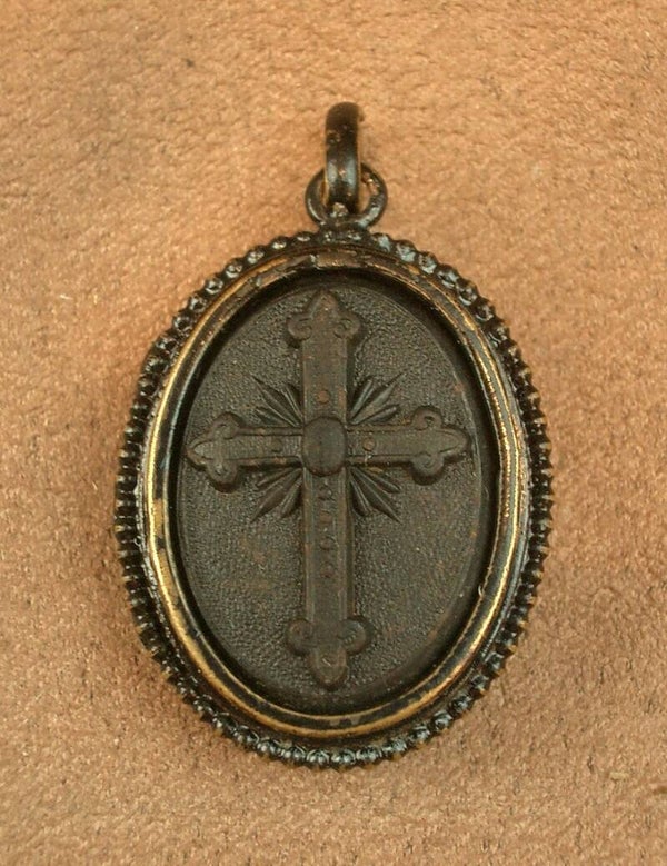Pendentif ancien reliquaire Porte photo en métal Noirci et ébonite XIXe siècle