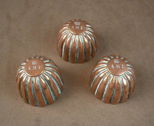 Suite de 3 moules à gateau en cuivre "AMB" sous couronne royale XIXe xiècle