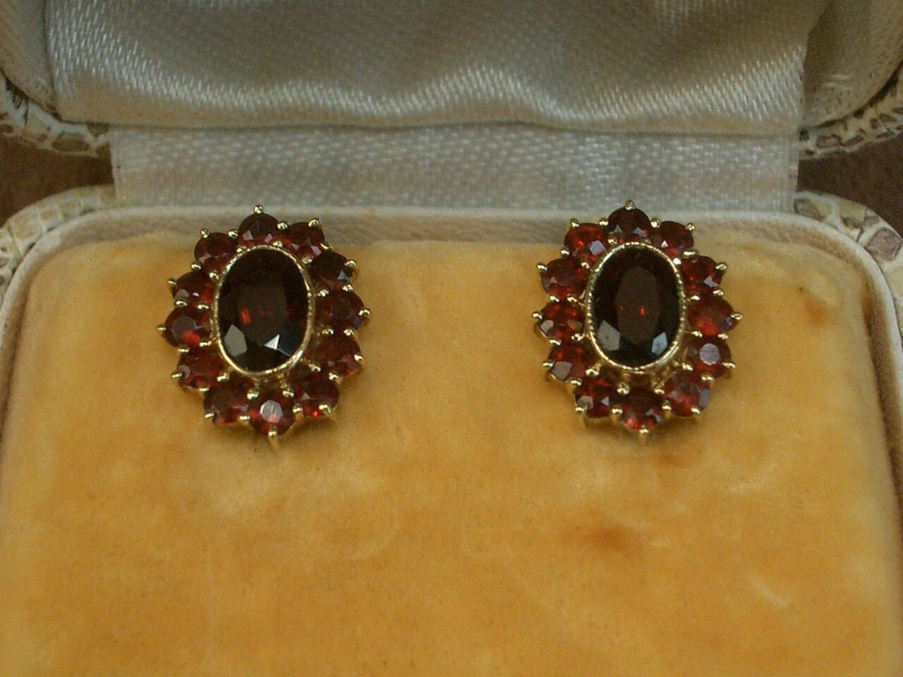 Paire de boucles d'oreilles dormeuses anciennes en vermeil et grenats