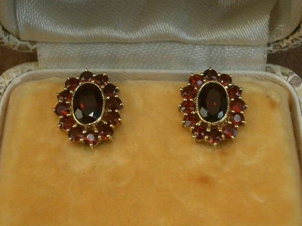 Paire de boucles d'oreilles dormeuses anciennes en vermeil et grenats