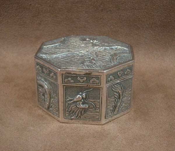 Belle boite octogonale en argent massif à décor de dragon Chine