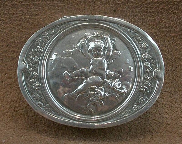 Petite boite à pilule  ancienne en argent massif à décor d'angelot