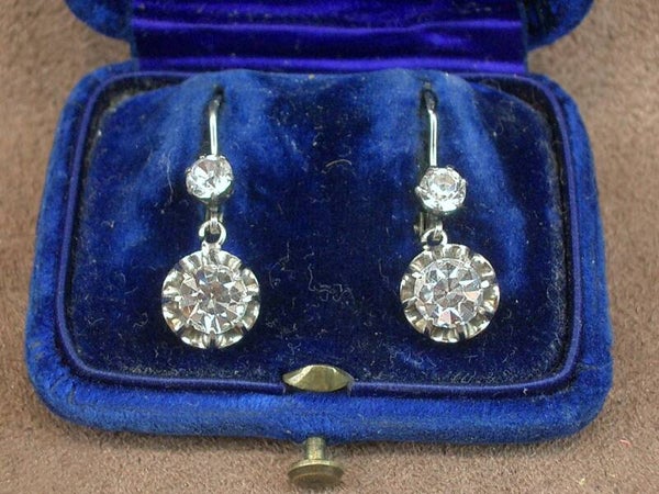 Paires de boucles d'oreilles dormeuses anciennes en argent et pierres blanches