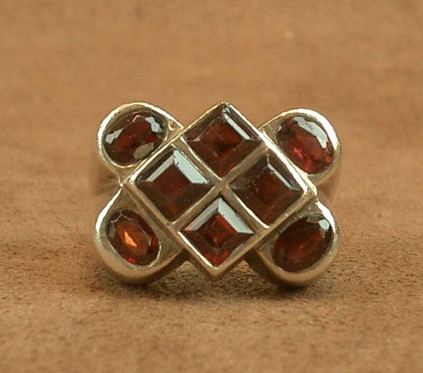 Importante bague en argent massif sertie de grenats
