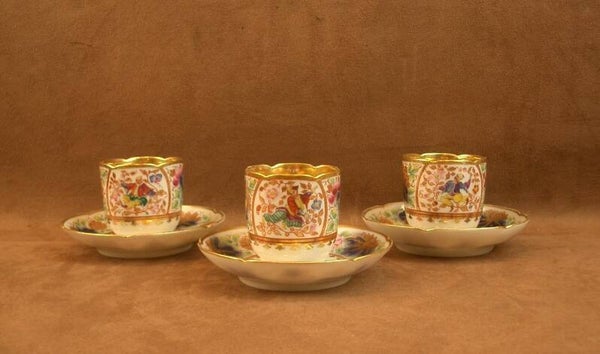 Ensemble de 3 tasses en porcelaine de Bayeux au chinois XIXe siècle