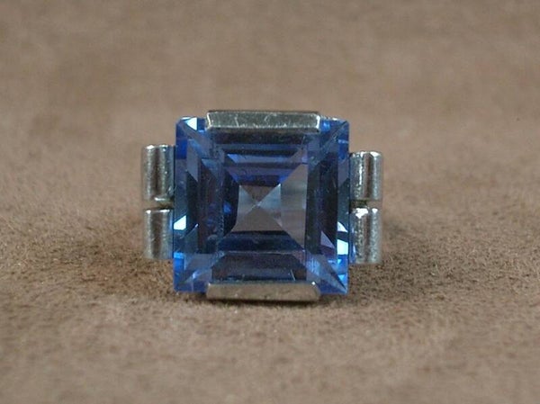 Bague ancienne Tank Art Déco en argent et pierre bleue