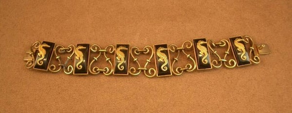 Bracelet vintage en laiton et bakélite décor hippocampe Jean Painlevé