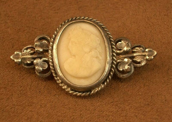 Broche ancienne portrait en Camée Pierre Calcaire cristallisation monture en argent