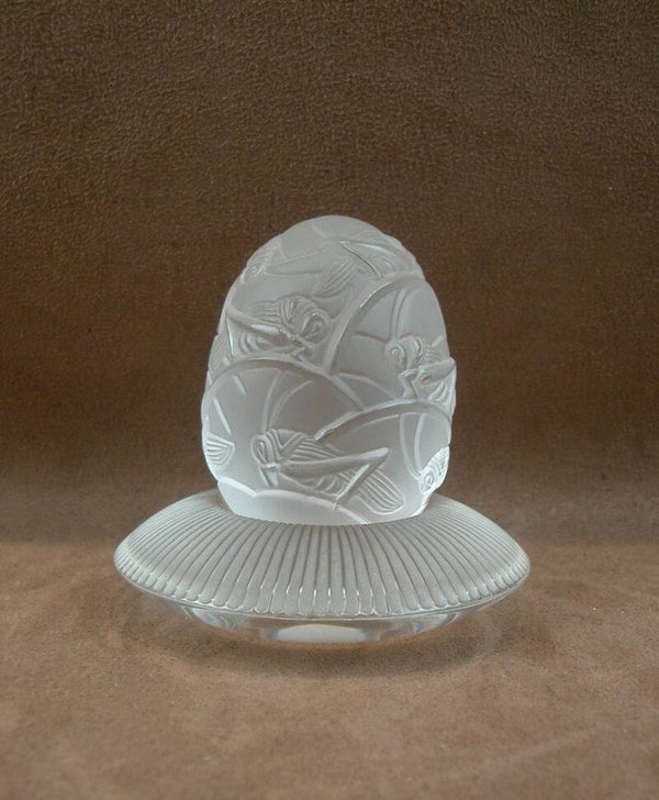 Oeuf en cristal satiné à décor de grillons signé Lalique, sur son support