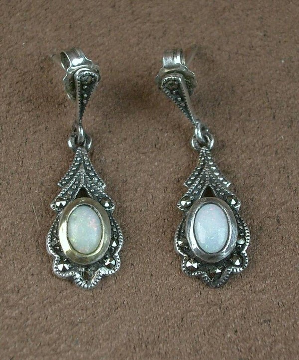 Paire de pendants d'oreille anciens en argent massif et opale